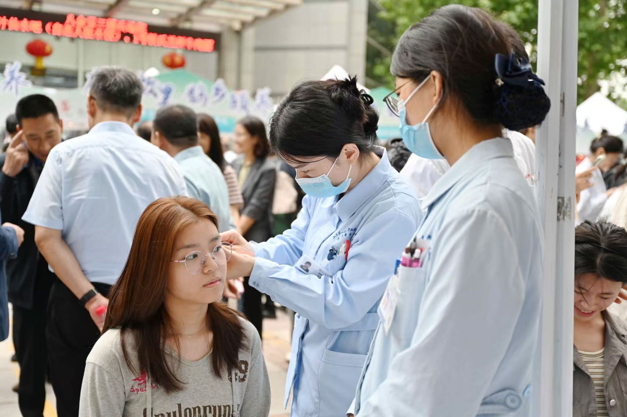 青年學子在中醫藥文化市集上體驗中醫藥義診4.jpg