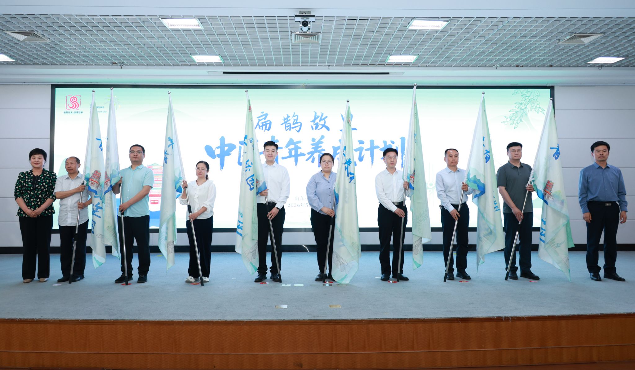 為“扁鵲故里 青春高校巡講團”授旗.JPG
